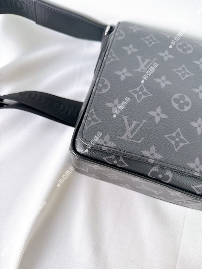 莉亞精品♡ LV M46255 黑老花翻蓋磁吸郵差包 二手美包-8