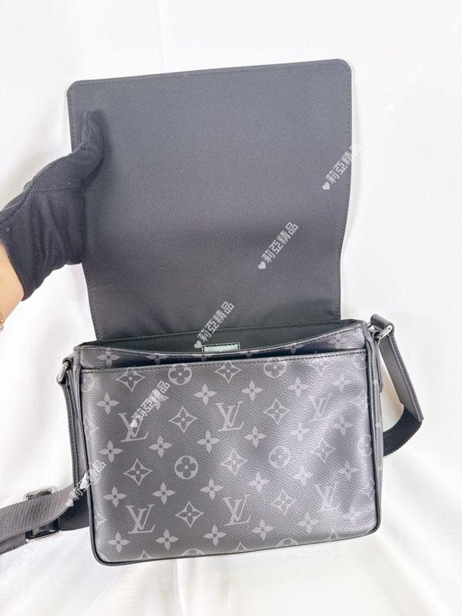 莉亞精品♡ LV M46255 黑老花翻蓋磁吸郵差包 二手美包-11