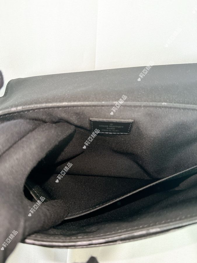 莉亞精品♡ LV M46255 黑老花翻蓋磁吸郵差包 二手美包-13