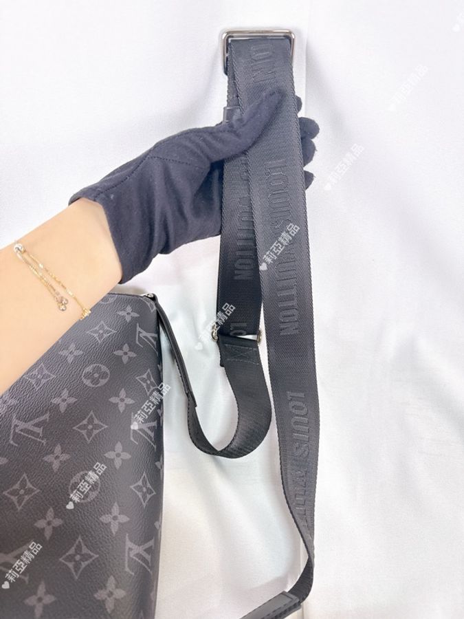 莉亞精品♡ LV M46255 黑老花翻蓋磁吸郵差包 二手美包-17