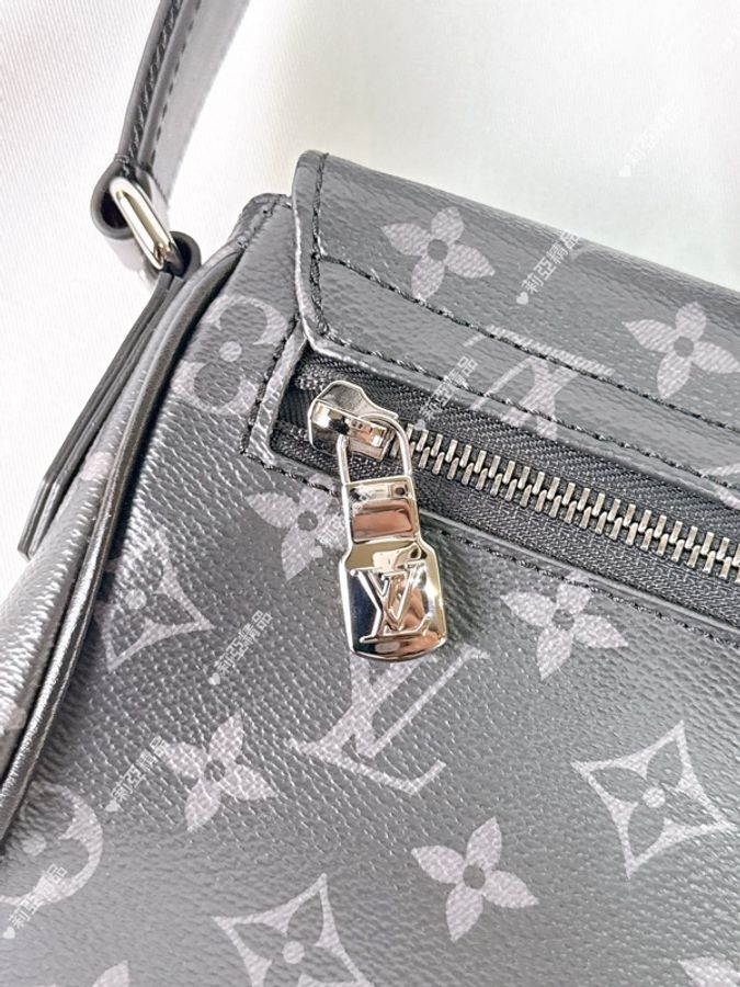 莉亞精品♡ LV M46255 黑老花翻蓋磁吸郵差包 二手美包-21