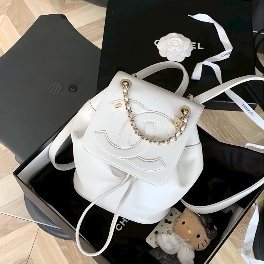為什麼會在這‼️Chanel 19P 白金浮雕雙C雙肩包 全配含購證-4