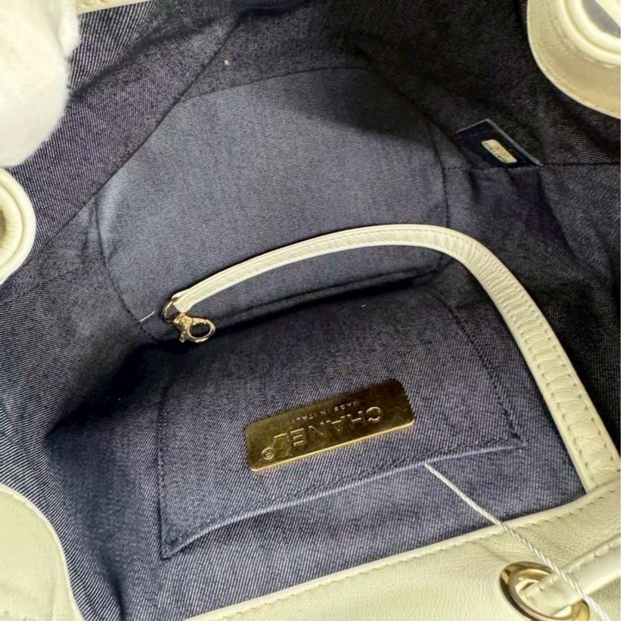 為什麼會在這‼️Chanel 19P 白金浮雕雙C雙肩包 全配含購證-7