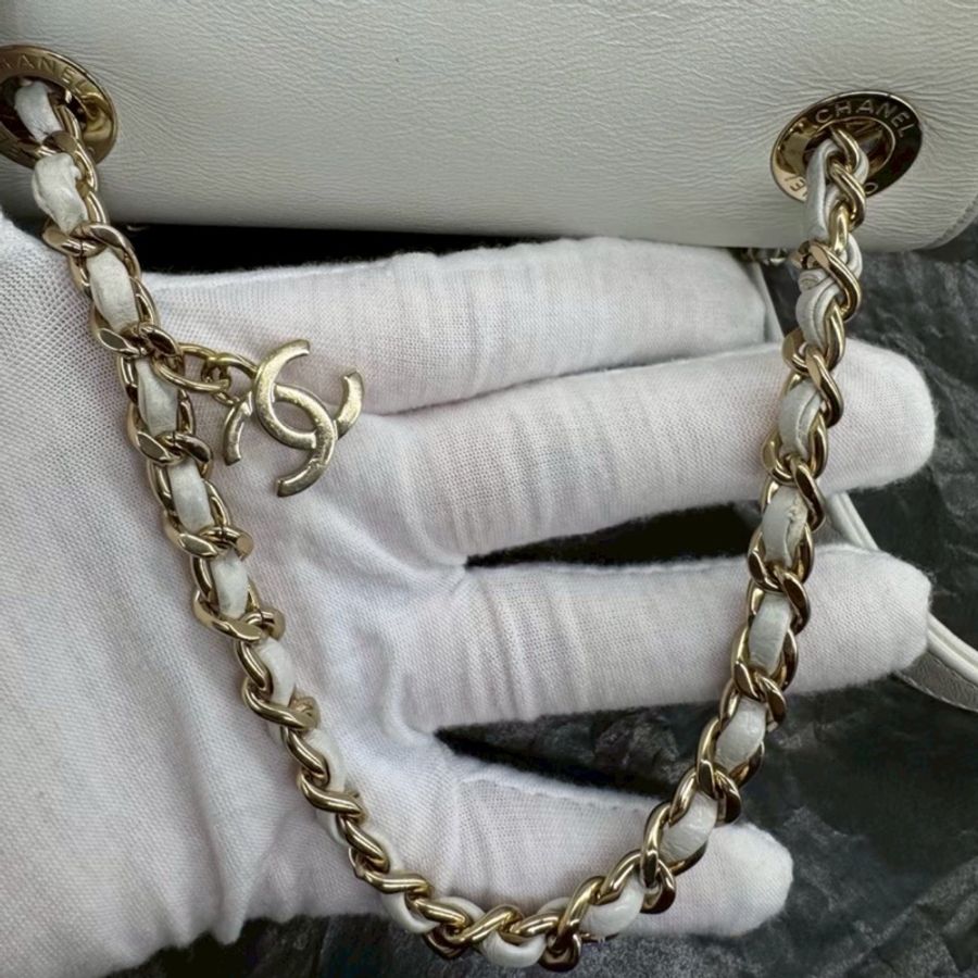 為什麼會在這‼️Chanel 19P 白金浮雕雙C雙肩包 全配含購證-9