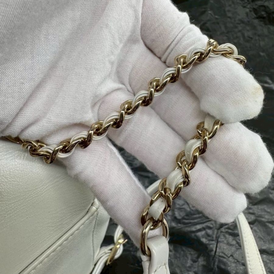 為什麼會在這‼️Chanel 19P 白金浮雕雙C雙肩包 全配含購證-10