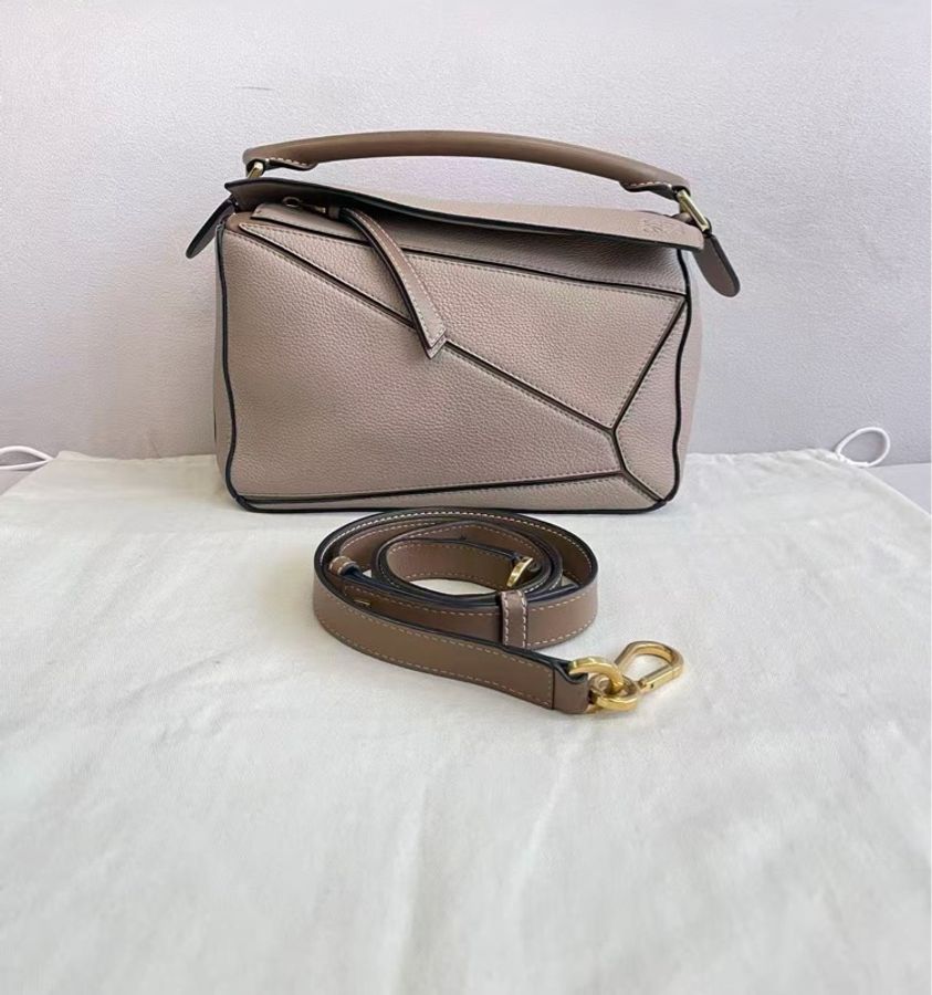 Loewe 羅意威幾何包puzzle 小號沙色 有塵袋 肩帶 尺寸24*16-0