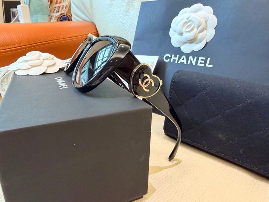Chanel 限量絕美黑金愛心琺瑯化妝鏡偏光墨鏡 5517-A (近全新、購證正本、大全配)-1