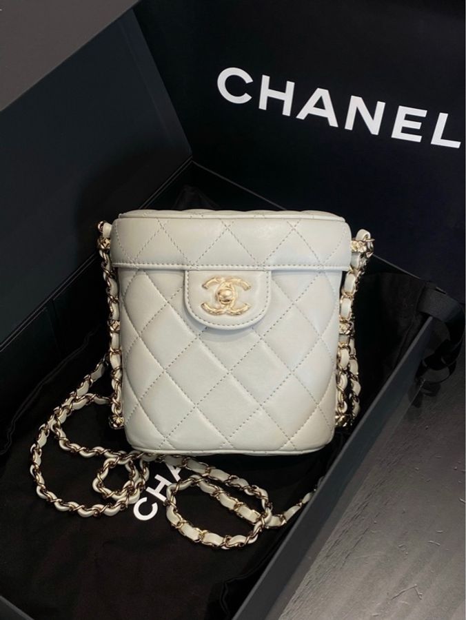 【芯片全新閒置】香奈兒/Chanel 23C淺灰色水桶圓筒翻蓋鏈條盒子斜挎包 閒置未使用-0
