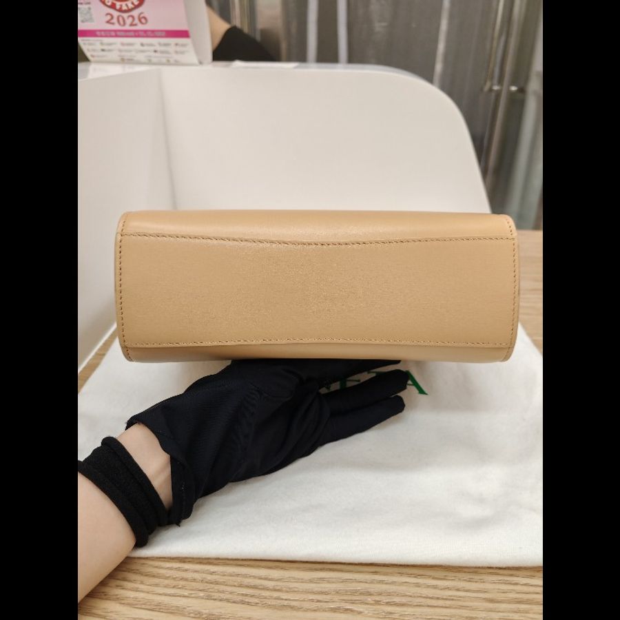 BV The clip handbag Beige-4