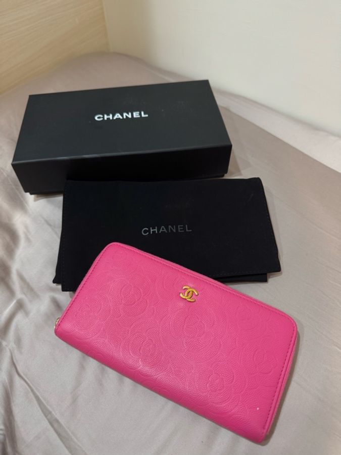 CHANEL Camellia壓紋拉鍊長夾-0