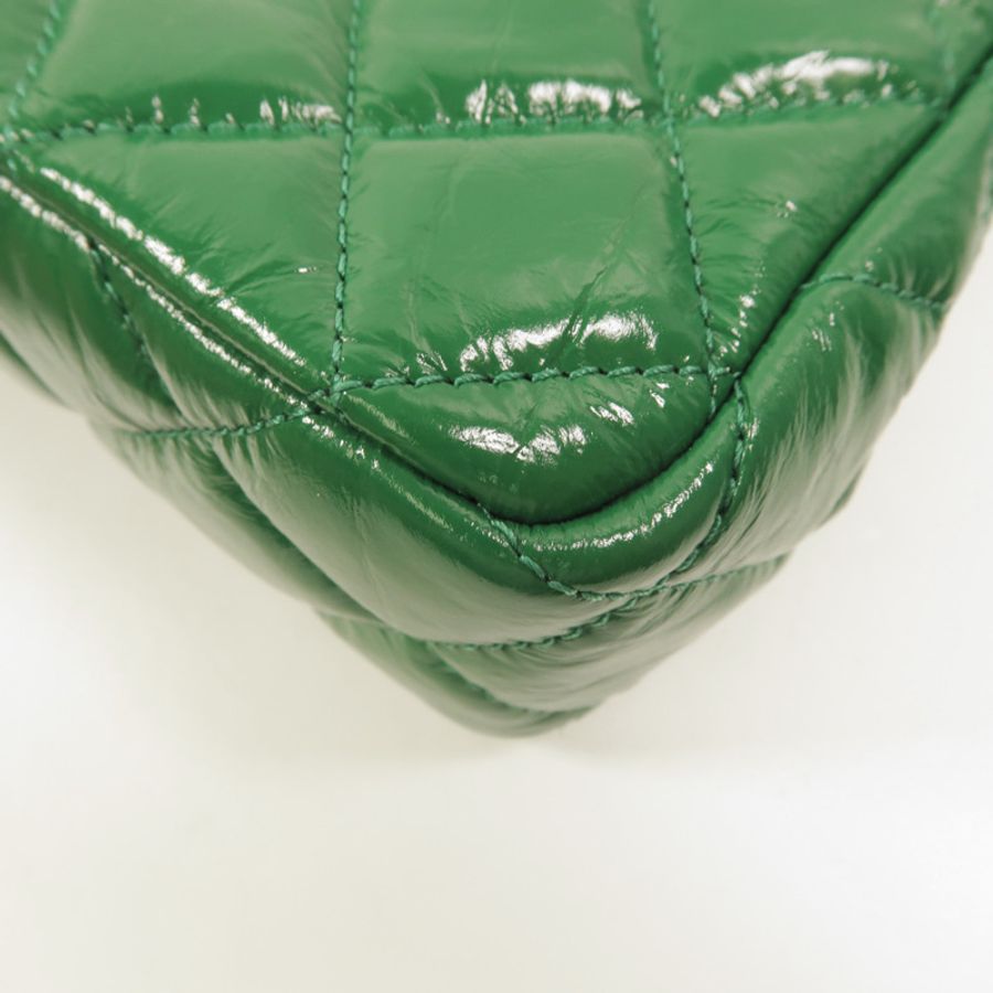 CHANEL 牛皮皮革Wavy CC Hobo Small鏈帶肩背袋-14