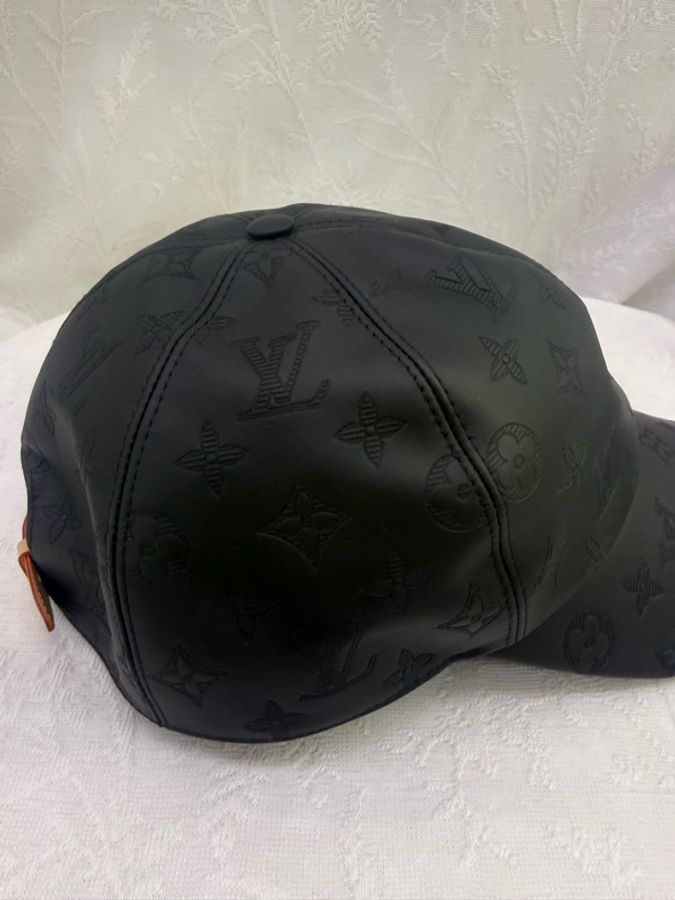 Louis Vuitton Leather Caps size : M-1