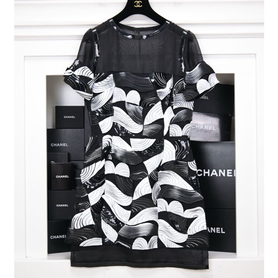 Chanel 15年女权系列秀款黑白亮片花纹漆皮滚边连衣裙-2