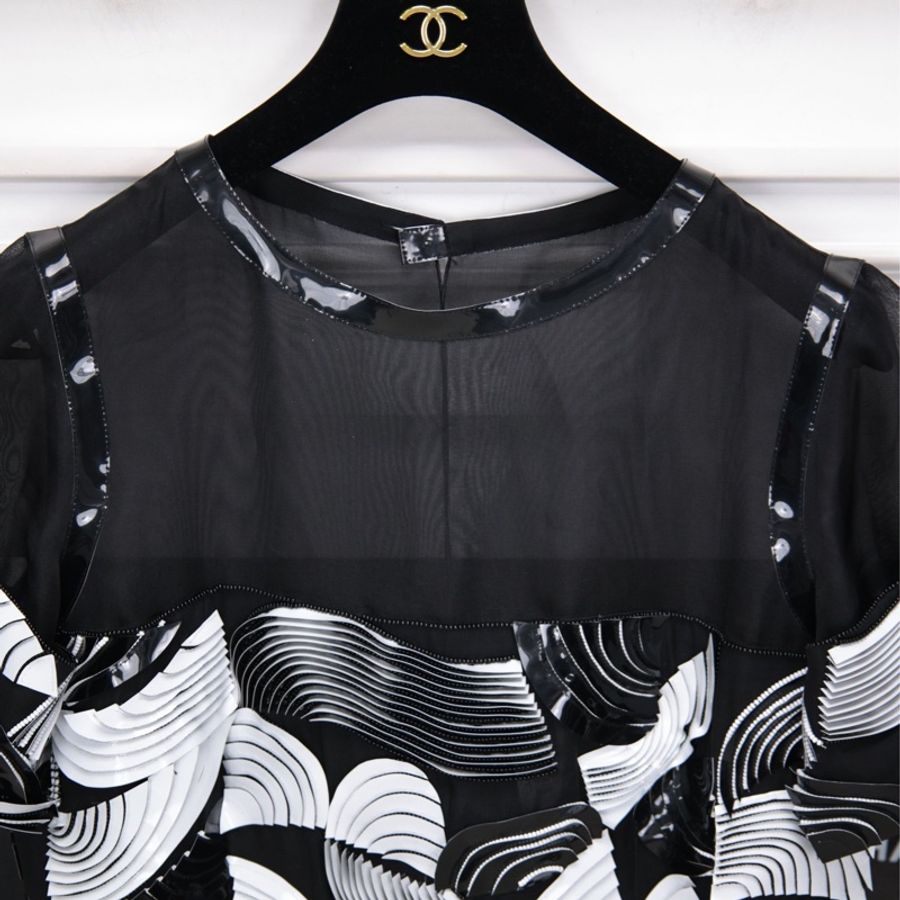 Chanel 15年女权系列秀款黑白亮片花纹漆皮滚边连衣裙-11