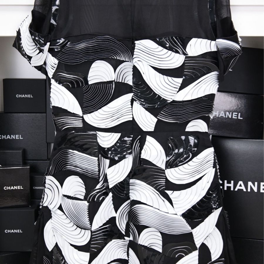 Chanel 15年女权系列秀款黑白亮片花纹漆皮滚边连衣裙-26