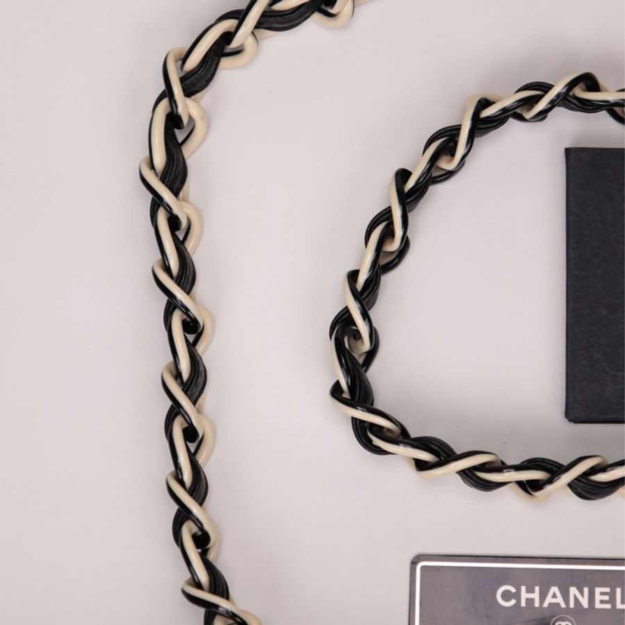 Chanel 6开黑白拼色亚克力cf单肩包-32