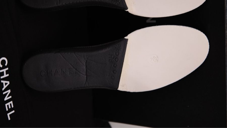 Chanel 23A达喀尔系列芥末绿麂皮板鞋-17