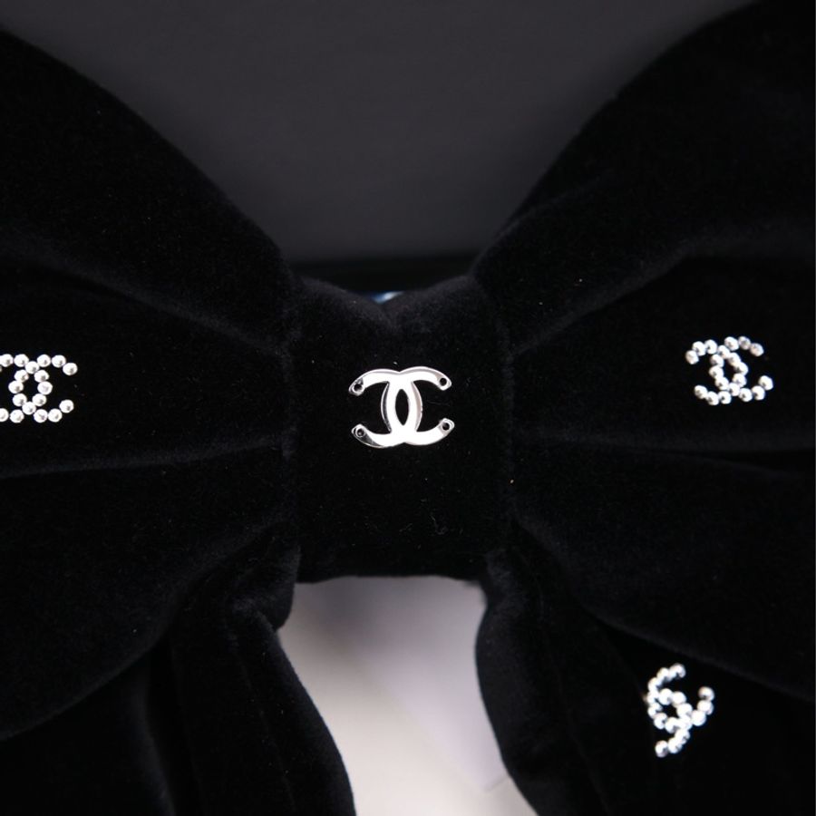 Chanel 26C邮轮系列黑色丝绒莱茵石cc满logo蝴蝶结发夹-1