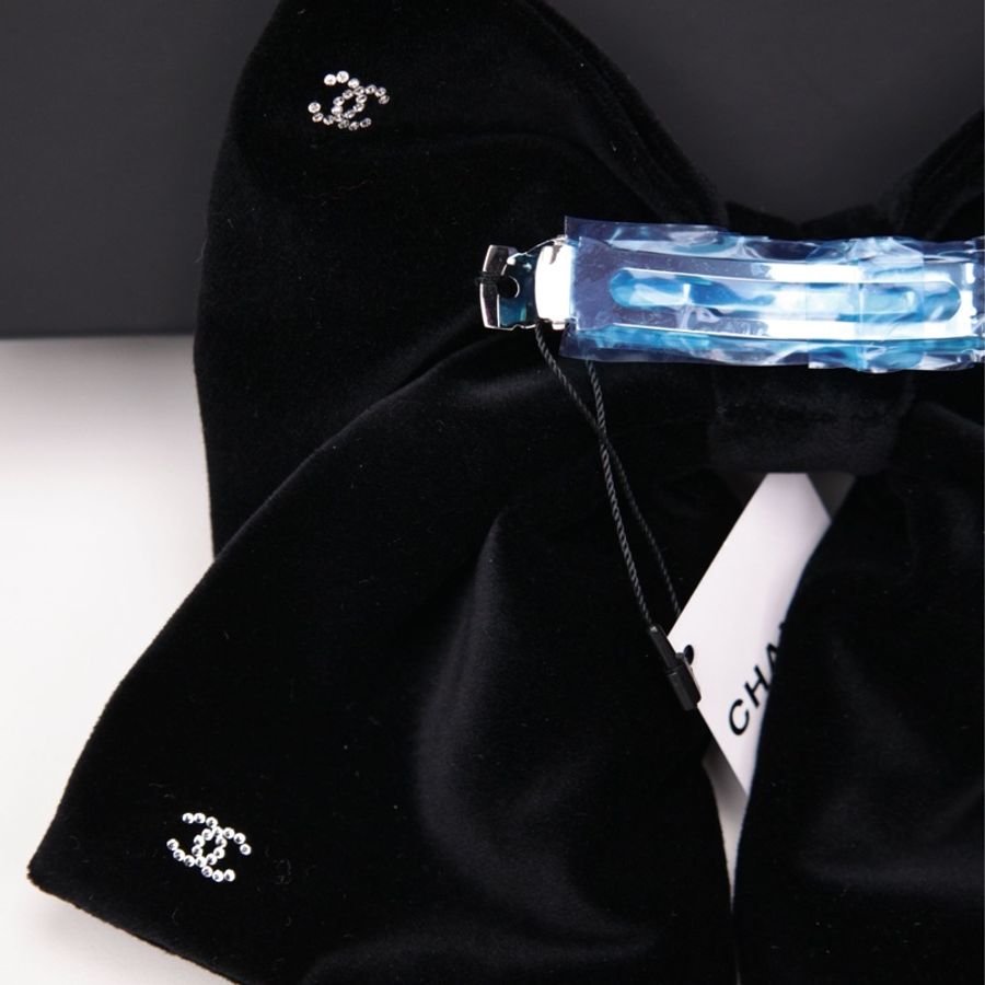 Chanel 26C邮轮系列黑色丝绒莱茵石cc满logo蝴蝶结发夹-5