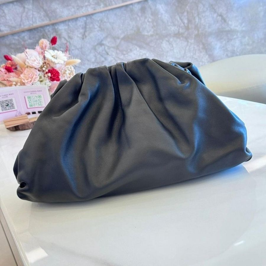BOTTEGA VENETA 大款雲朵皺褶牛皮手拿包-0