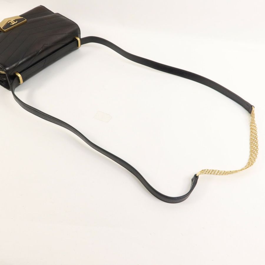 CHANEL 牛皮皮革Chevron Medal Flap Bag肩背袋-7