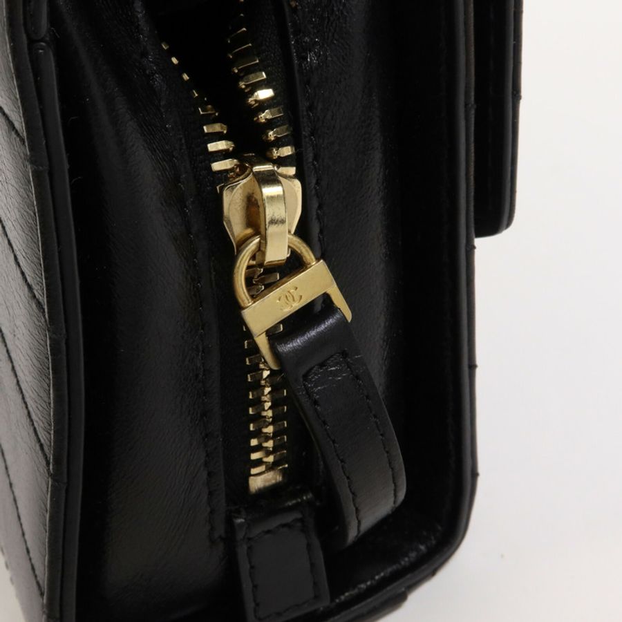 CHANEL 牛皮皮革Chevron Medal Flap Bag肩背袋-10