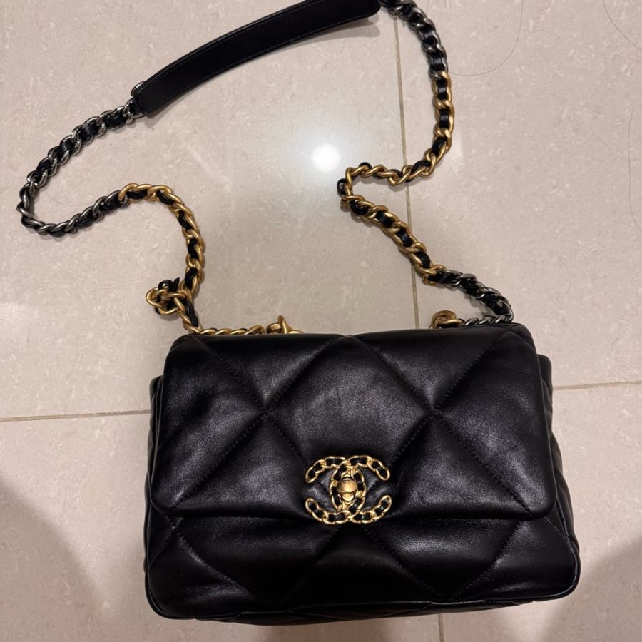 Chanel 19 經典羊皮黑金-0