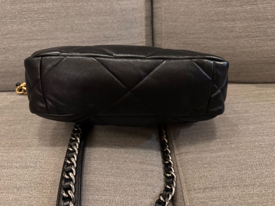 Chanel 19 經典羊皮黑金-9