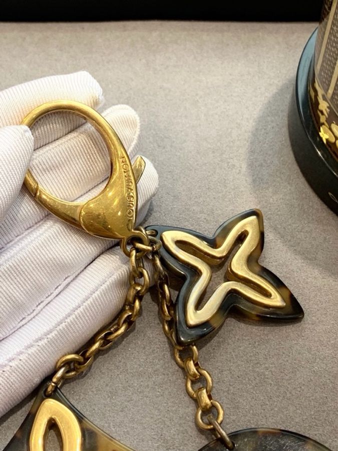 Lv 经典款老花琥珀色包挂-1