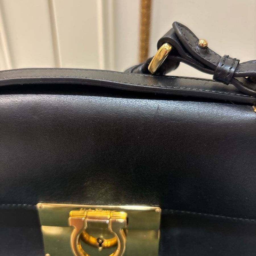 Ferragamo百搭黑色兩用包(肩帶可以調節)-2