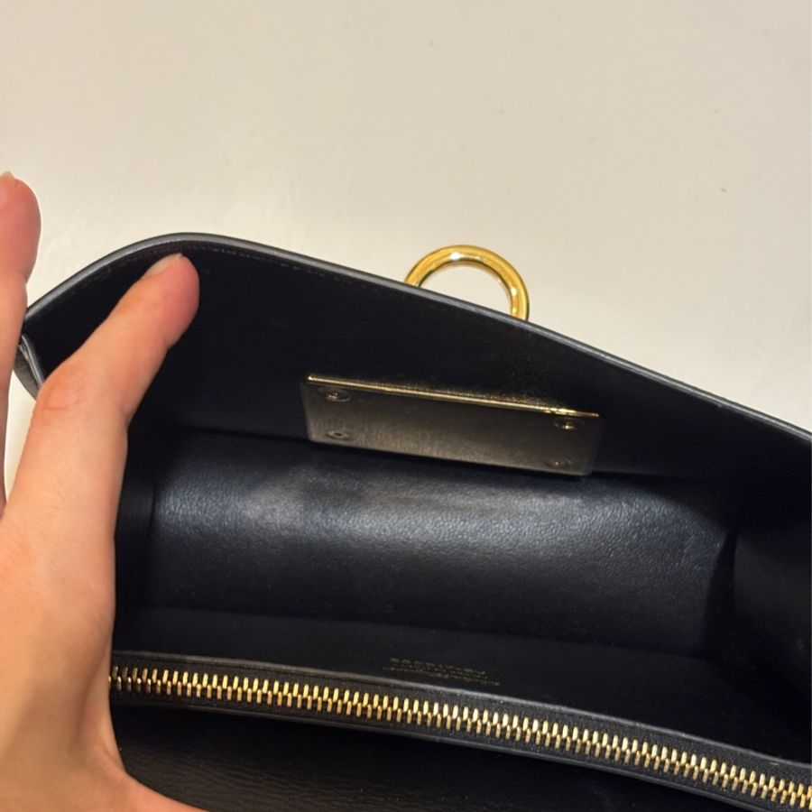 Ferragamo百搭黑色兩用包(肩帶可以調節)-36