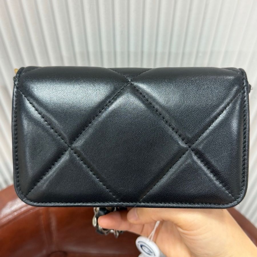 CHANEL 香奈兒 19bag woc mini 鏈條包 黑金菱格紋羊皮-3