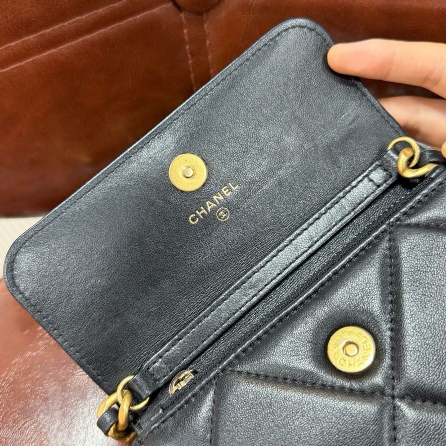 CHANEL 香奈兒 19bag woc mini 鏈條包 黑金菱格紋羊皮-14