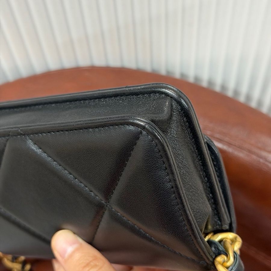 CHANEL 香奈兒 19bag woc mini 鏈條包 黑金菱格紋羊皮-15