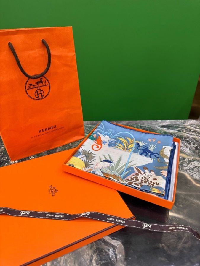 全新Hermès愛馬仕絲巾 莫里哀馬戲團 稀有藏青色底色 尺寸:90*90-0