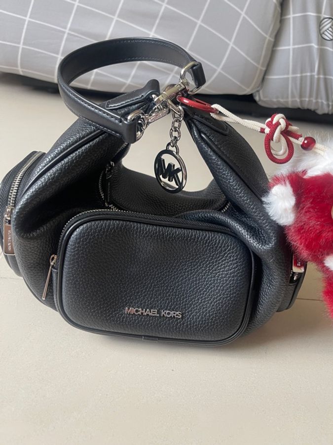 Michael Kors MK Merritt 肩背包 半月包 多口袋 腋下包 斜背包 側背包-4