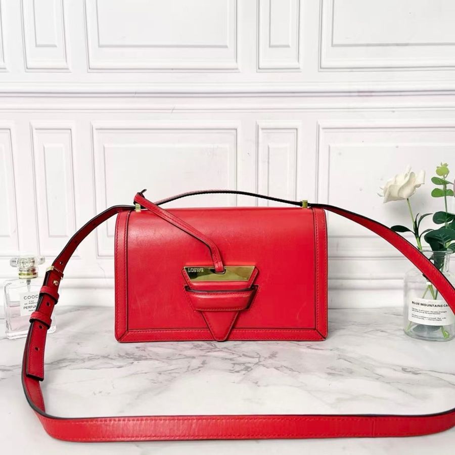 ❤️ LOEWE Barcelona 紅色全皮中號三角斜背包 ❤️-0