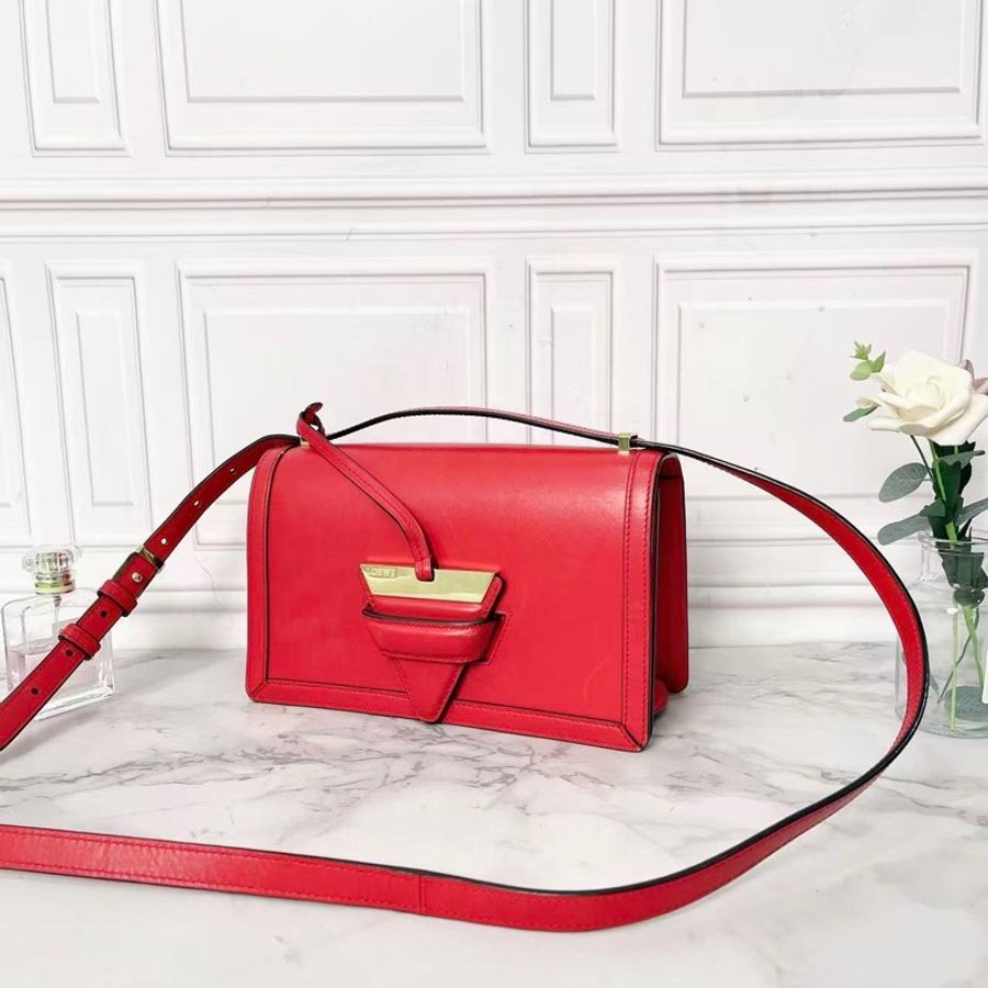 ❤️ LOEWE Barcelona 紅色全皮中號三角斜背包 ❤️-2