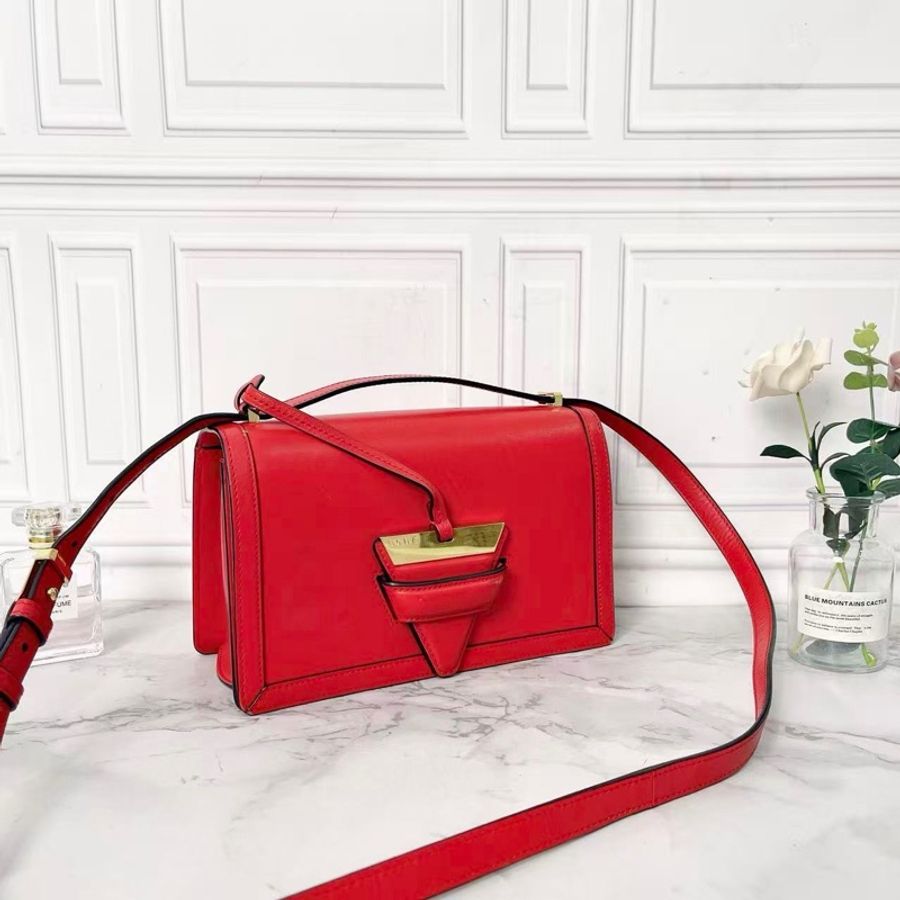 ❤️ LOEWE Barcelona 紅色全皮中號三角斜背包 ❤️-5