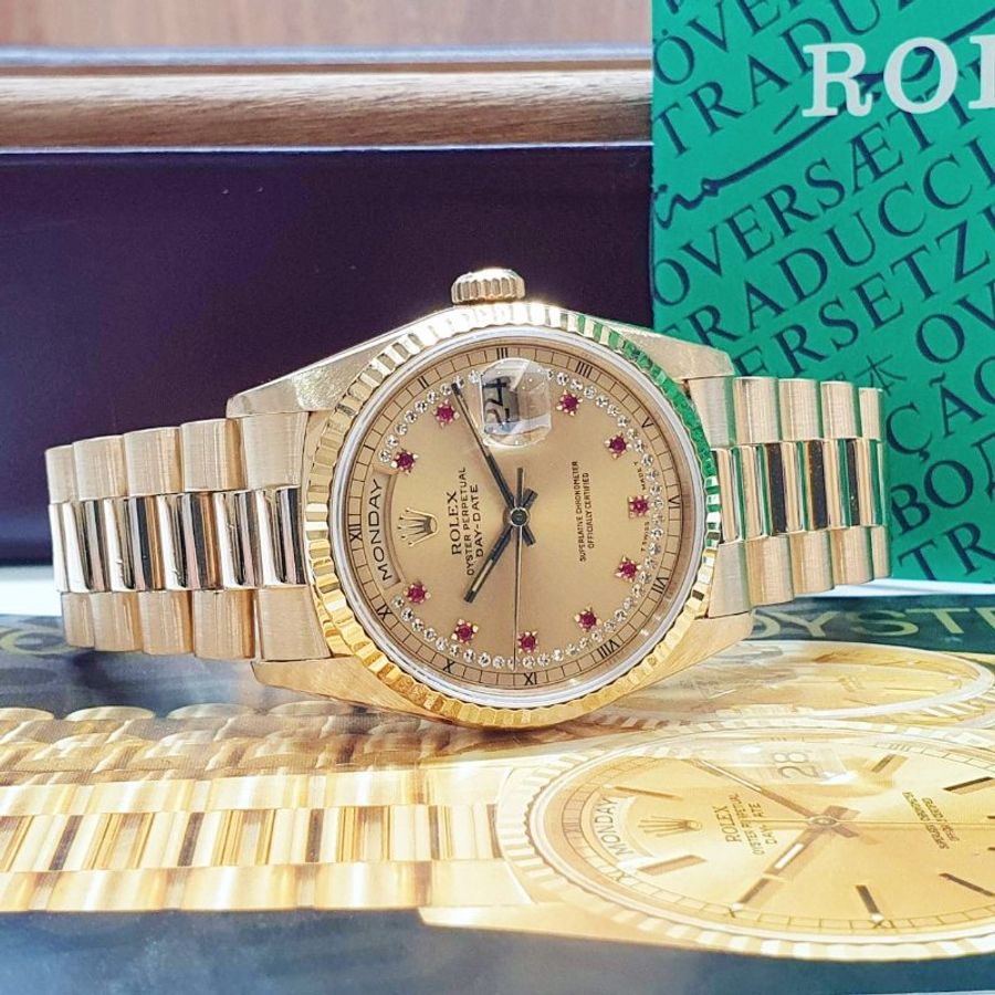 【大眾名錶】Rolex 勞力士18238 Day-Date 18K金蠔式 紅蟳錶款 小紅寶多層鑽面盤 太陽圈 錶徑36mm 自動上鍊 B1410-4
