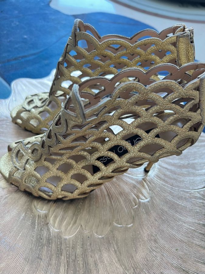 Sergio Rossi金色鏤空靴子35碼-1