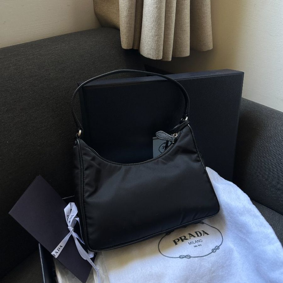 Prada Re-Edition 2005 Re-Nylon 迷你袋 黑銀扣 手提袋  迷你 尼龍 皮革肩帶 手拿包 腋下包-1