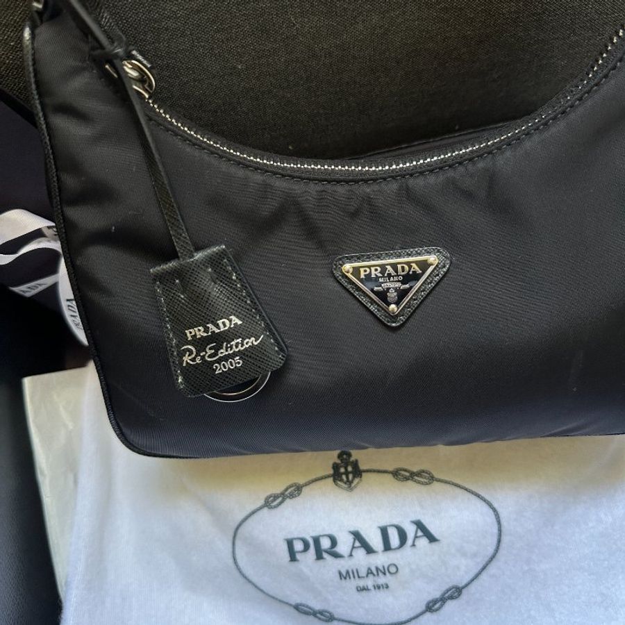 Prada Re-Edition 2005 Re-Nylon 迷你袋 黑銀扣 手提袋  迷你 尼龍 皮革肩帶 手拿包 腋下包-2