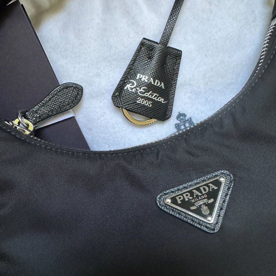 Prada Re-Edition 2005 Re-Nylon 迷你袋 黑銀扣 手提袋  迷你 尼龍 皮革肩帶 手拿包 腋下包-3