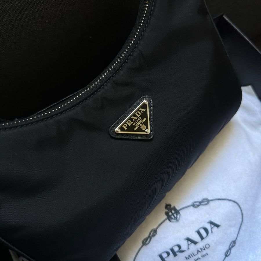 Prada Re-Edition 2005 Re-Nylon 迷你袋 黑銀扣 手提袋  迷你 尼龍 皮革肩帶 手拿包 腋下包-4