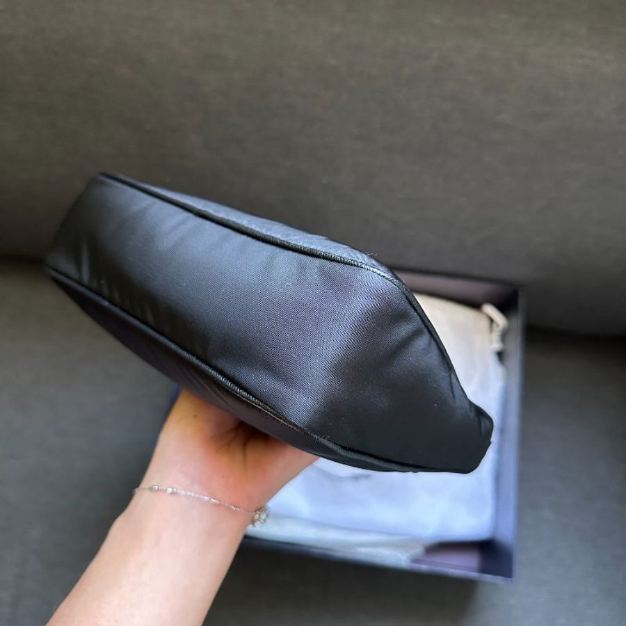 Prada Re-Edition 2005 Re-Nylon 迷你袋 黑銀扣 手提袋  迷你 尼龍 皮革肩帶 手拿包 腋下包-6