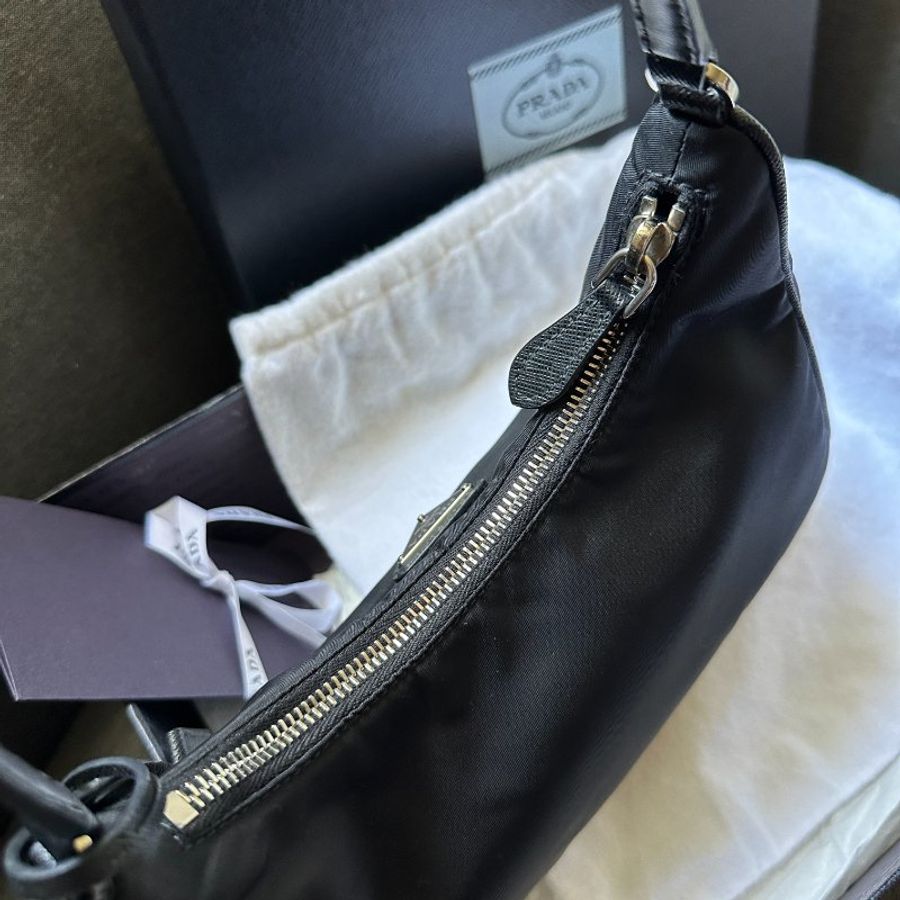 Prada Re-Edition 2005 Re-Nylon 迷你袋 黑銀扣 手提袋  迷你 尼龍 皮革肩帶 手拿包 腋下包-7