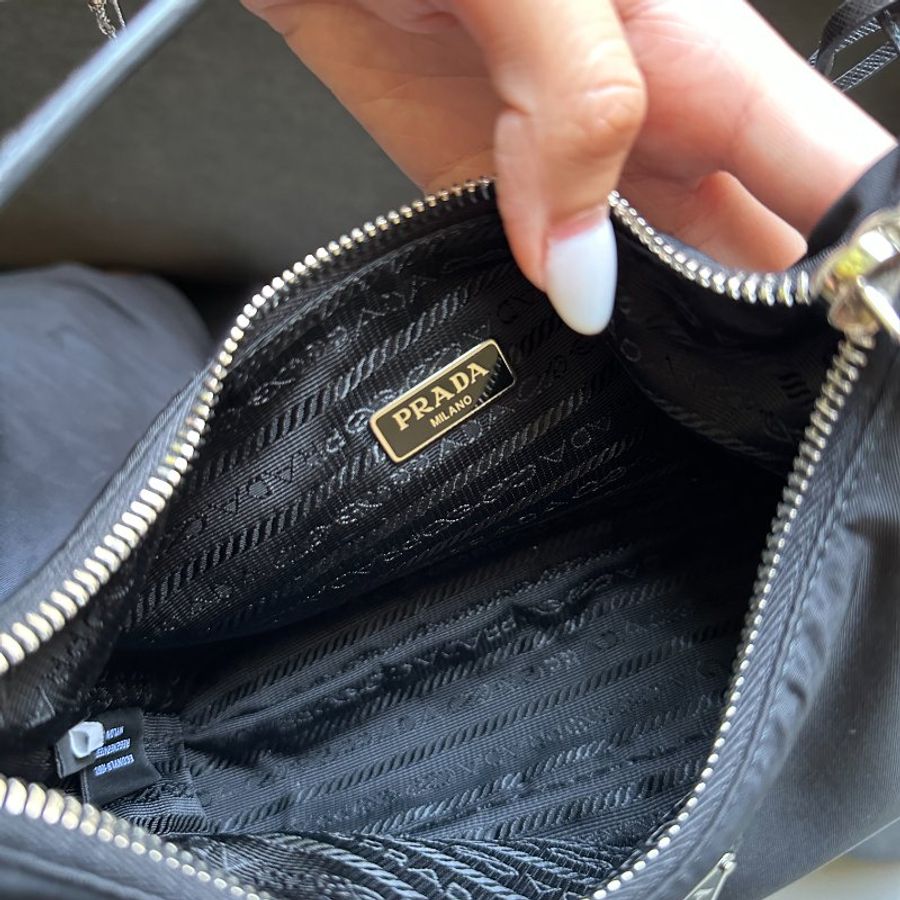 Prada Re-Edition 2005 Re-Nylon 迷你袋 黑銀扣 手提袋  迷你 尼龍 皮革肩帶 手拿包 腋下包-8