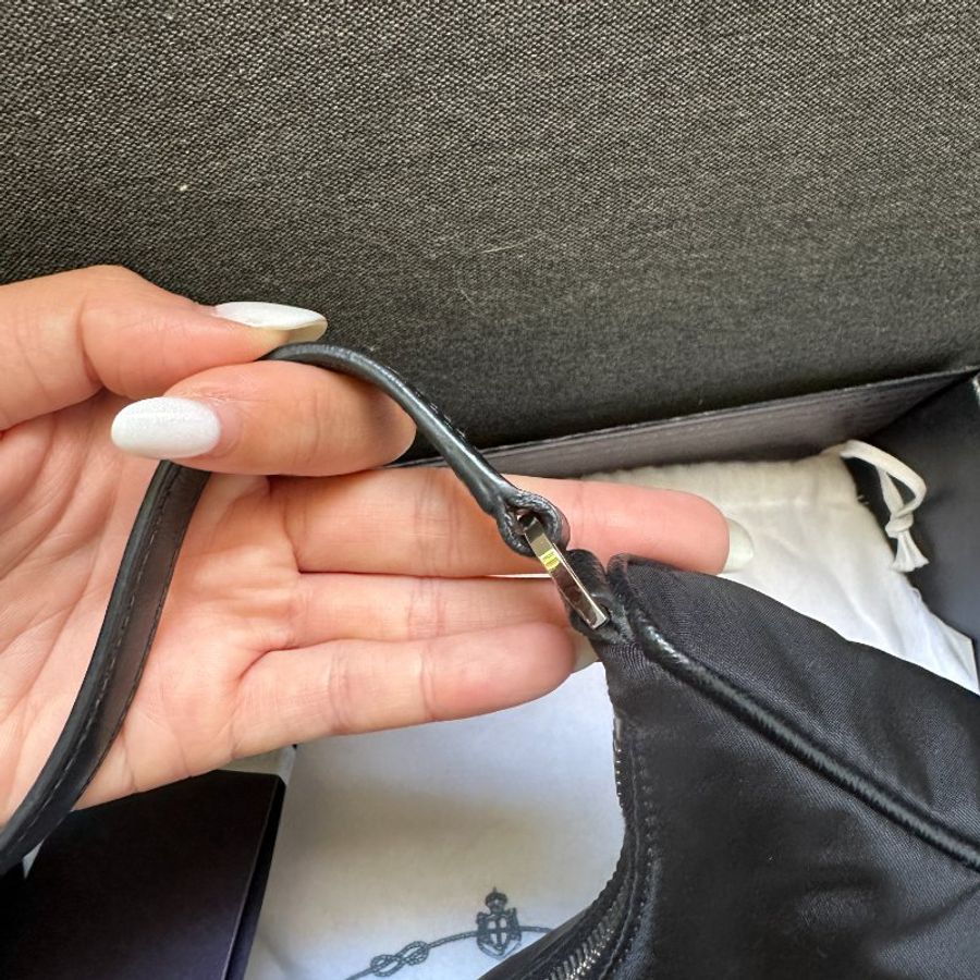 Prada Re-Edition 2005 Re-Nylon 迷你袋 黑銀扣 手提袋  迷你 尼龍 皮革肩帶 手拿包 腋下包-9