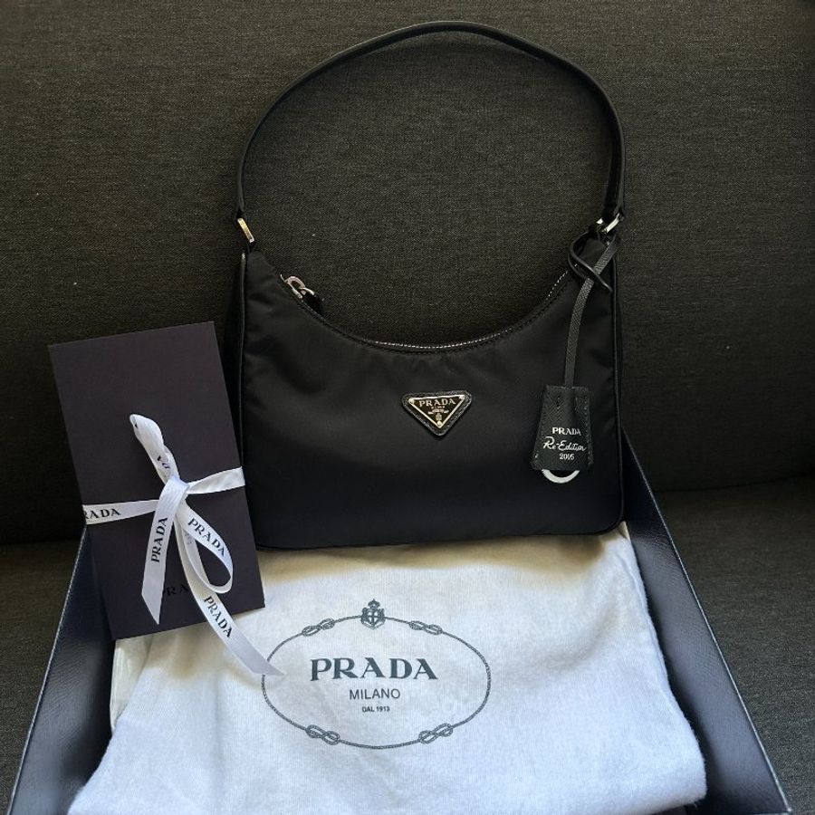 Prada Re-Edition 2005 Re-Nylon 迷你袋 黑銀扣 手提袋  迷你 尼龍 皮革肩帶 手拿包 腋下包-10